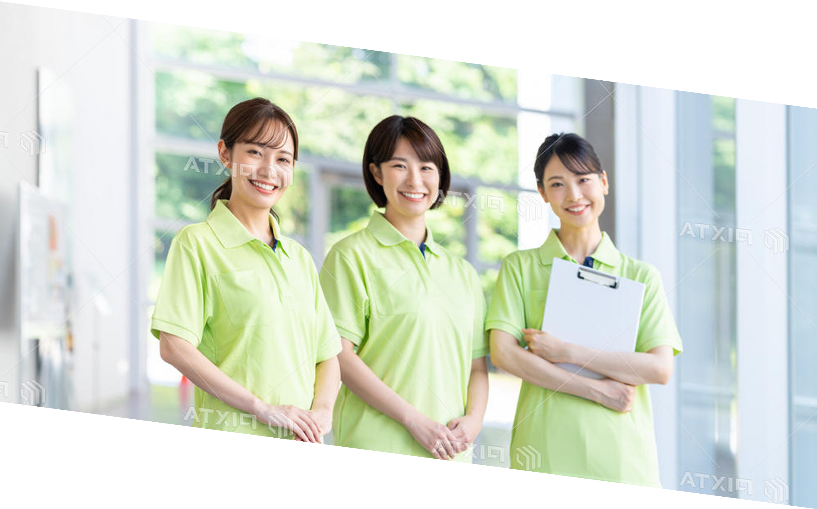 笑顔で並ぶ介護スタッフ