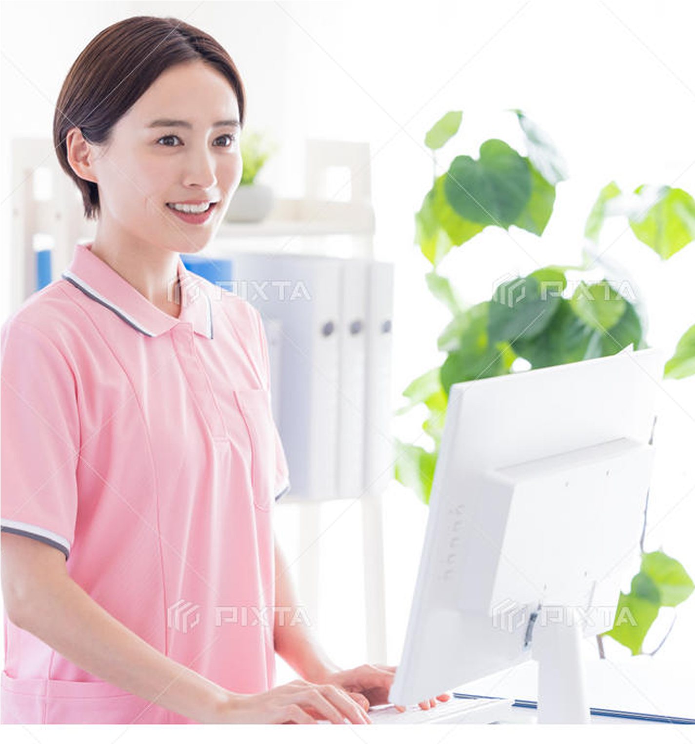 介護士が高齢者の手を優しく握っている様子