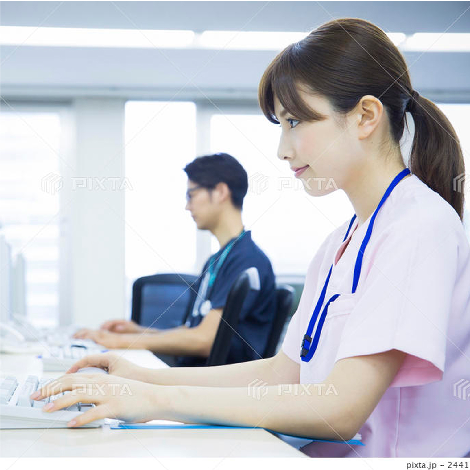 講義を受けるスーツ姿の社員たち