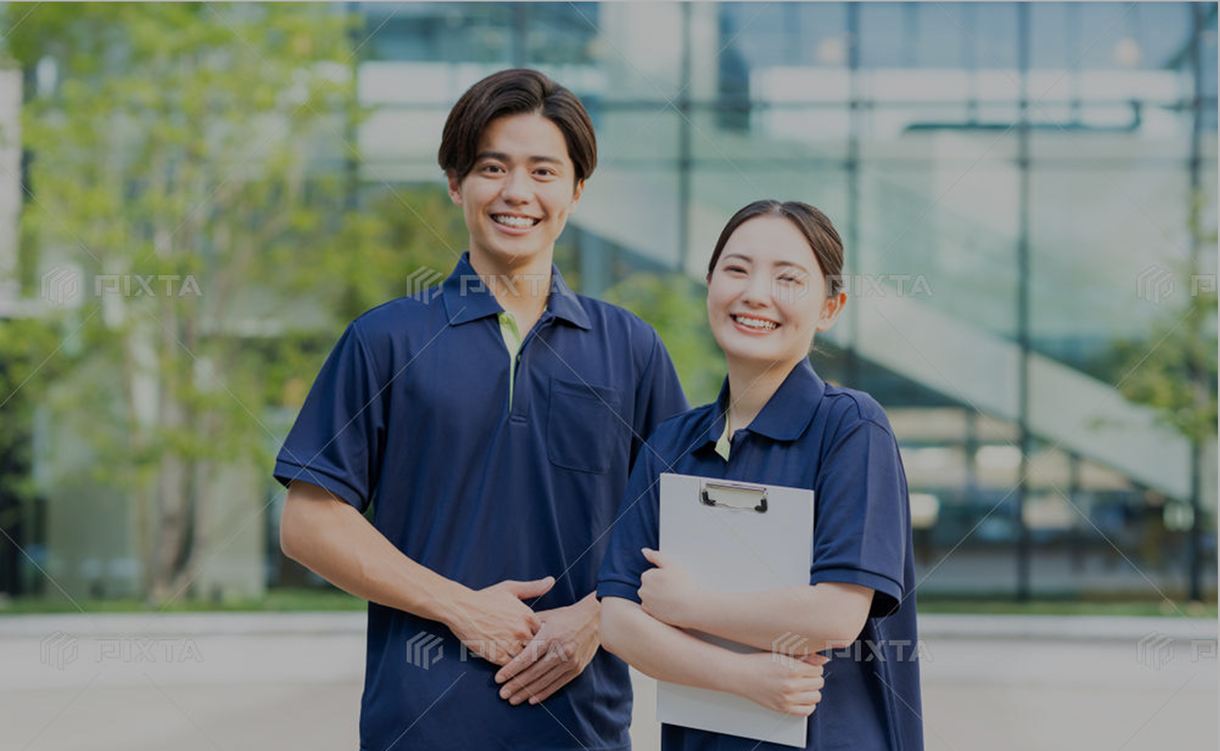 笑顔の医療スタッフ3人が並んでいる様子