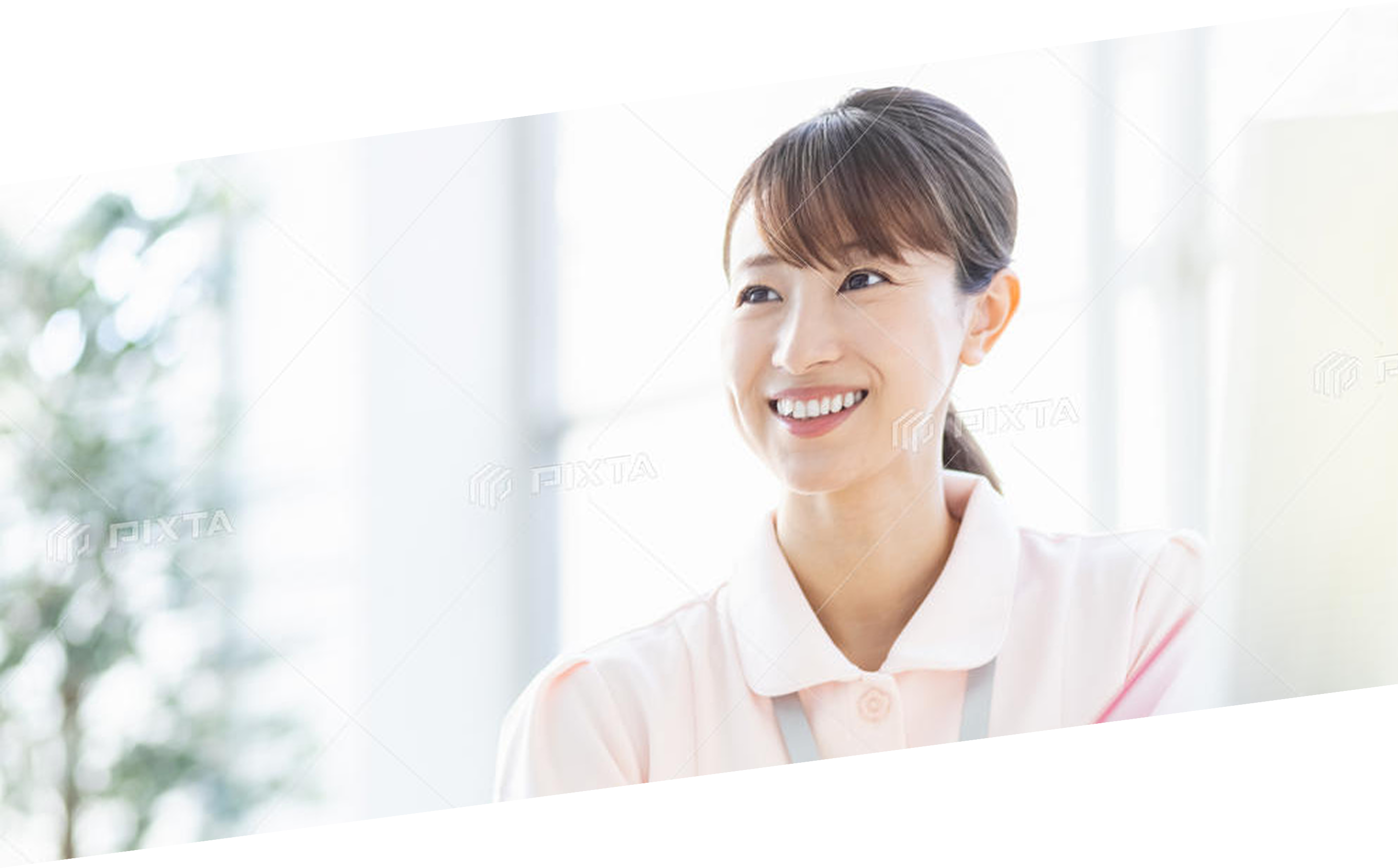 笑顔の介護士女性のポートレート