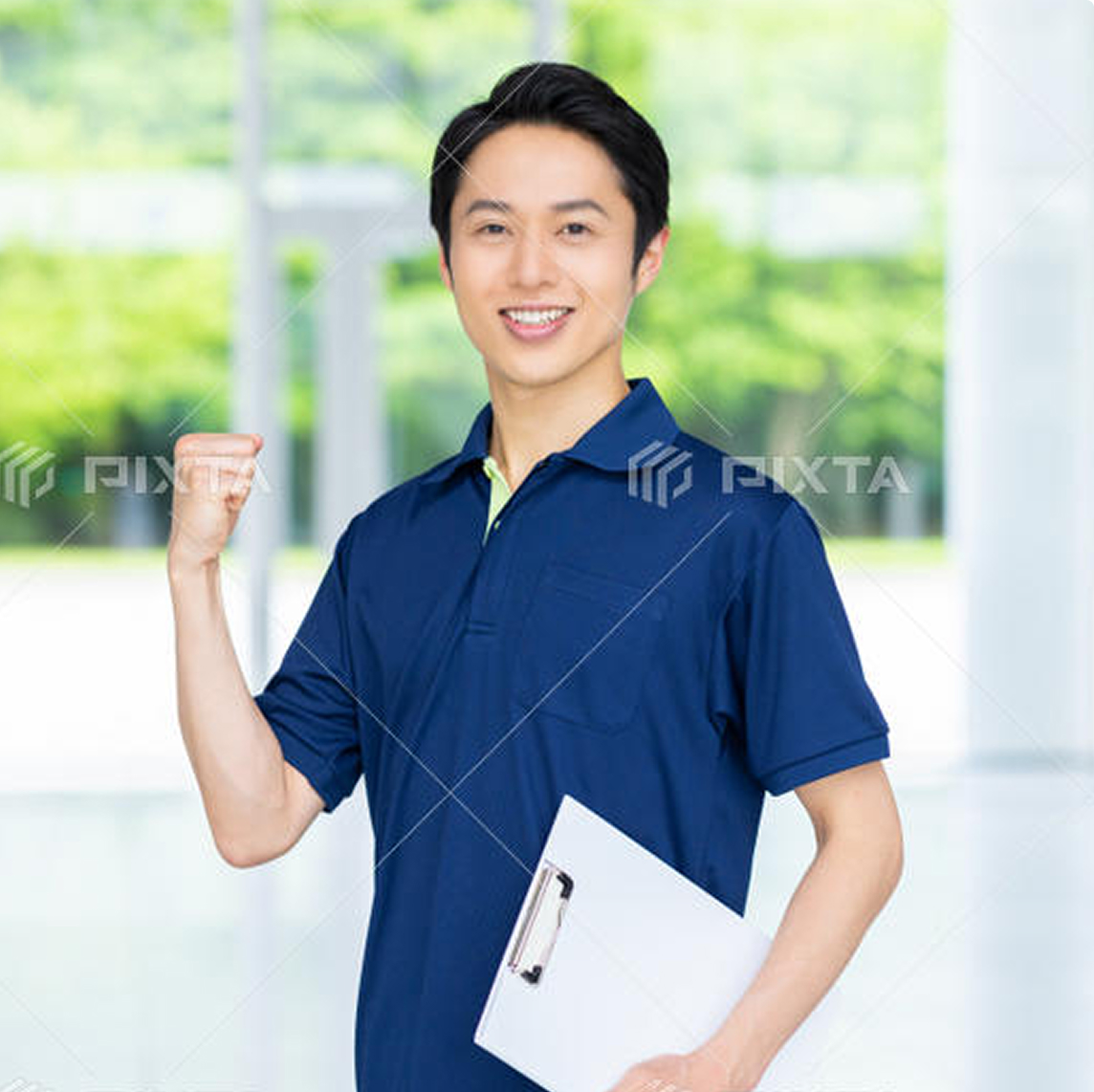 サービス提供者の女性スタッフが笑顔でタブレットを操作