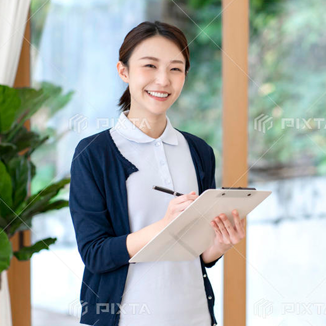 介護福祉士の女性が利用者と笑顔で会話する様子